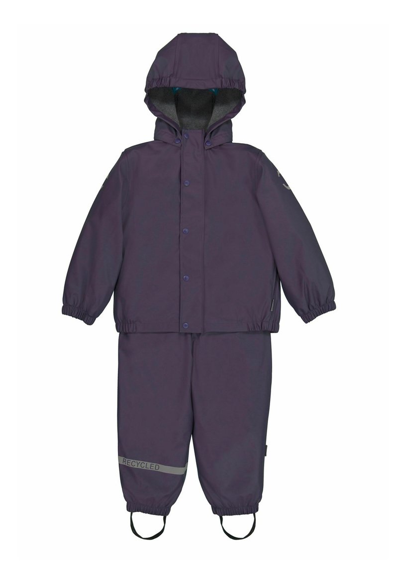 Giacca impermeabile viola con cappuccio, chiusura anteriore con bottoni a pressione e polsini elastici, abbinata a pantaloni coordinati con etichetta "RECYCLED" e aperture delle gambe elastiche.
