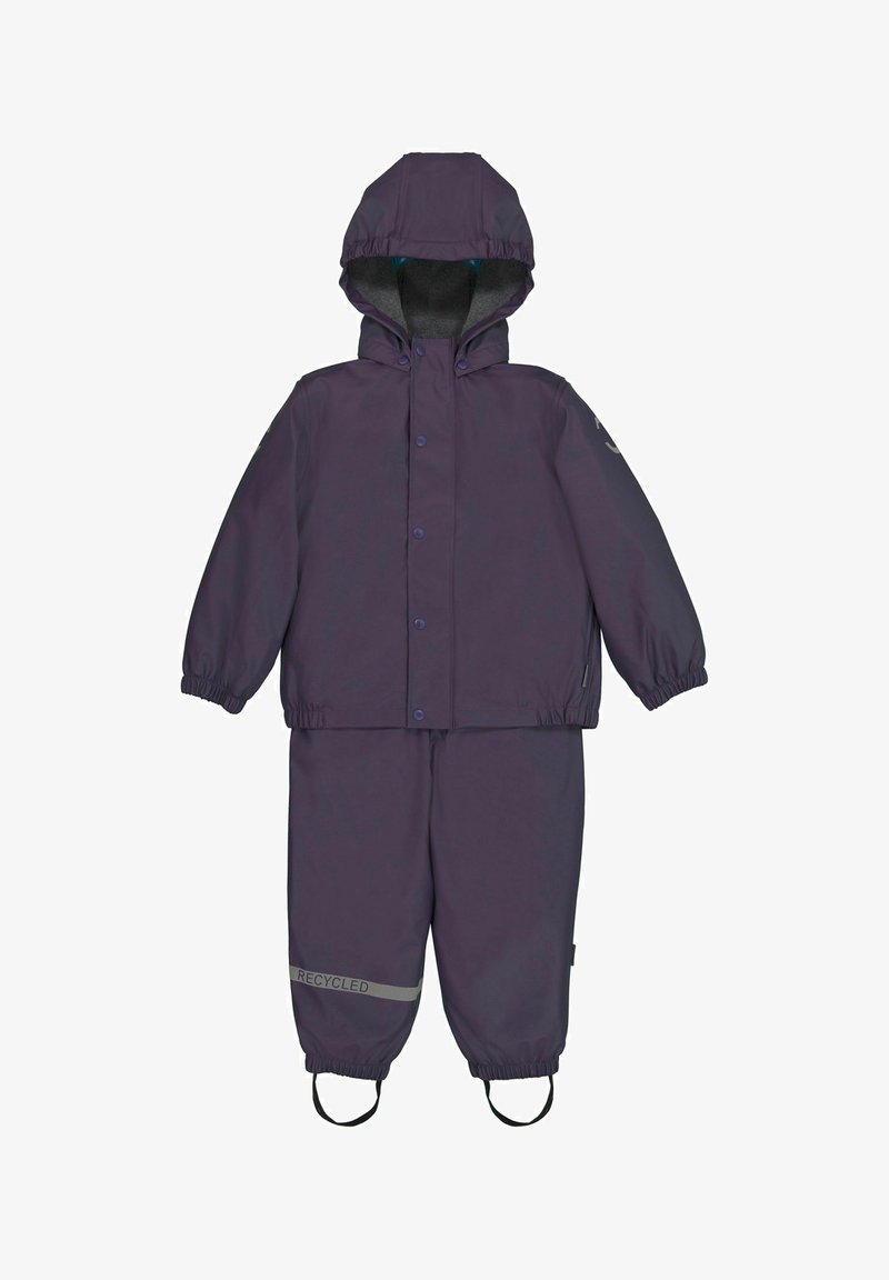 Jachetă waterproof violet cu glugă, închidere frontală cu capse și mansete elastice, asociată cu pantaloni asortați care au eticheta "RECICLAT" și deschideri elastice la nivelul picioarelor.