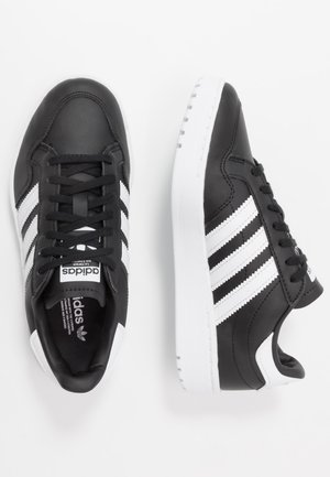 TEAM COURT - Baskets basses - core black/footwear white
