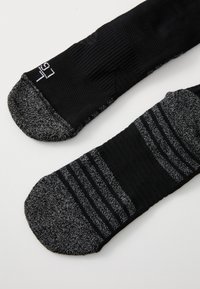 Meias atléticas pretas com um design texturizado, dedos cinzentos em contraste e riscas. Feitas de uma mistura de materiais para conforto e durabilidade.