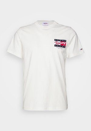 Witte katoenen T-shirt met een ronde hals, voorzien van een kleurrijke logo patch op de linkerborst en een klein merklabel op de rechtermouw.