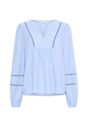 Bluză bleu deschis, cu mâneci lungi, confecționată dintr-un material moale. Are un decolteu în V, plissuri și dungi decorative orizontale pe mâneci.