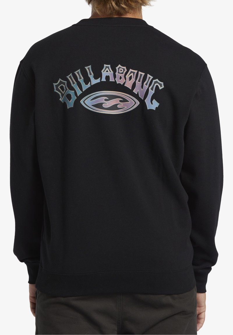 Sudadera negra con un logo "BILLABONG" multicolor y gráfico de ola en la parte trasera. Confeccionada con tela suave y texturizada, con puños acanalados.