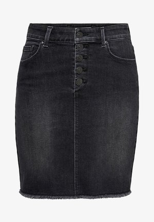 Falda vaquera negra con cinco botones en la parte delantera, dos bolsillos frontales, trabillas para cinturón y un dobladillo deshilachado.