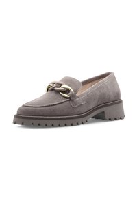 Mocassin en daim gris avec une semelle épaisse en caoutchouc et un grand détail de chaîne dorée sur le dessus, vue en angle.