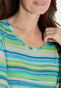 Multicolor gestreepte top met blauwe, groene en beige horizontale lijnen. Zacht materiaal met een ronde halslijn en korte mouwen.