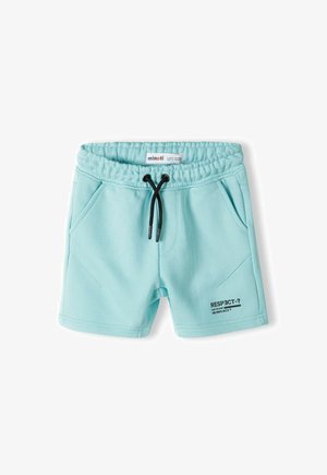 Șorturi de culoare albastru deschis, realizate dintr-un material moale, cu un corset elastic, un șnur negru, două buzunare laterale și text imprimat pe față.