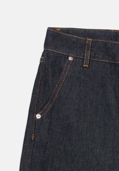 Jeans de mezclilla oscura con costuras naranjas. Las características incluyen una cinturilla, bolsillo frontal y herrajes de botón plateado. Textura suave, corte recto.