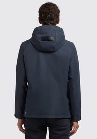 Chaqueta impermeable azul marino con capucha, fabricada en tejido texturizado y con una etiqueta de marca en la parte posterior. Diseño sencillo sin patrones visibles ni acentos.