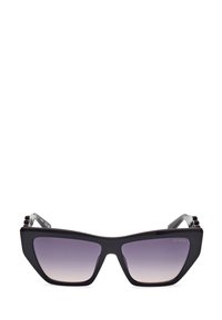 Occhiali da sole neri a forma di occhi di gatto con lenti viola sfumate, design angolare, dettagli trasparenti sulle astine e logo testuale sul lato.