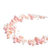 Nyaklánc rózsaszín és világos rózsaszín gyöngyökkel, különböző méretekben, apró fehér gyöngyökkel váltakozva, átlátszó cérnára fűzve.