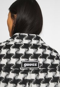 Guess Abrigo clásico - black