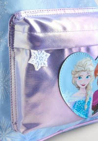 Sac à dos métallique violet avec une poche avant ornée d'une image en forme de cœur représentant deux personnages animés et un accent de flocon de neige blanc.