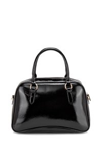 Zwarte lakleren handtas met een afgeronde vorm, dubbele handgrepen en gouden hardware accenten. Gladde textuur met een lichte glansafwerking.