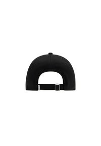 Schwarze Baseballmütze mit gebogenem Schirm, Stofftextur, verstellbarem Riemen hinten und einem kleinen Etikett, das in der Nähe des Riemens angebracht ist.