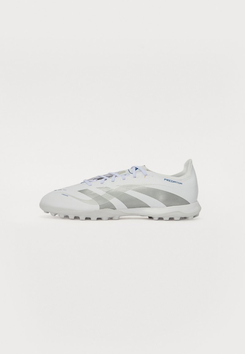 Weiße Fußballschuhe mit grauen Akzenten, ausgestattet mit einem glatten synthetischen Obermaterial, einem strukturierten Muster und sechs geformten Stollen an der Sohle.