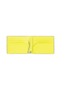 Portafoglio giallo in pelle con numerosi scomparti per carte, una texture liscia e un dettaglio in metallo argentato. Presenta bordi arrotondati e un interno con marchio.