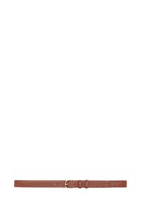 Brauner Ledergürtel mit Krokodilprägung und goldfarbener ovaler Schnalle sowie zwei Gürtelschlaufen, flach auf weißem Hintergrund ausgelegt.