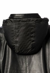 Schwarze Lederjacke mit abnehmbarem, strukturiertem schwarzen Nylon-Kapuze, mit glatter Oberfläche und sichtbaren Nähdetails entlang der Naht.