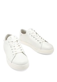 Białe skórzane sneakersy o teksturowanym wykończeniu, płaskim sznurówkach i gumowych podeszwach. Charakteryzują się minimalistycznym designem z akcentami przeszyć.