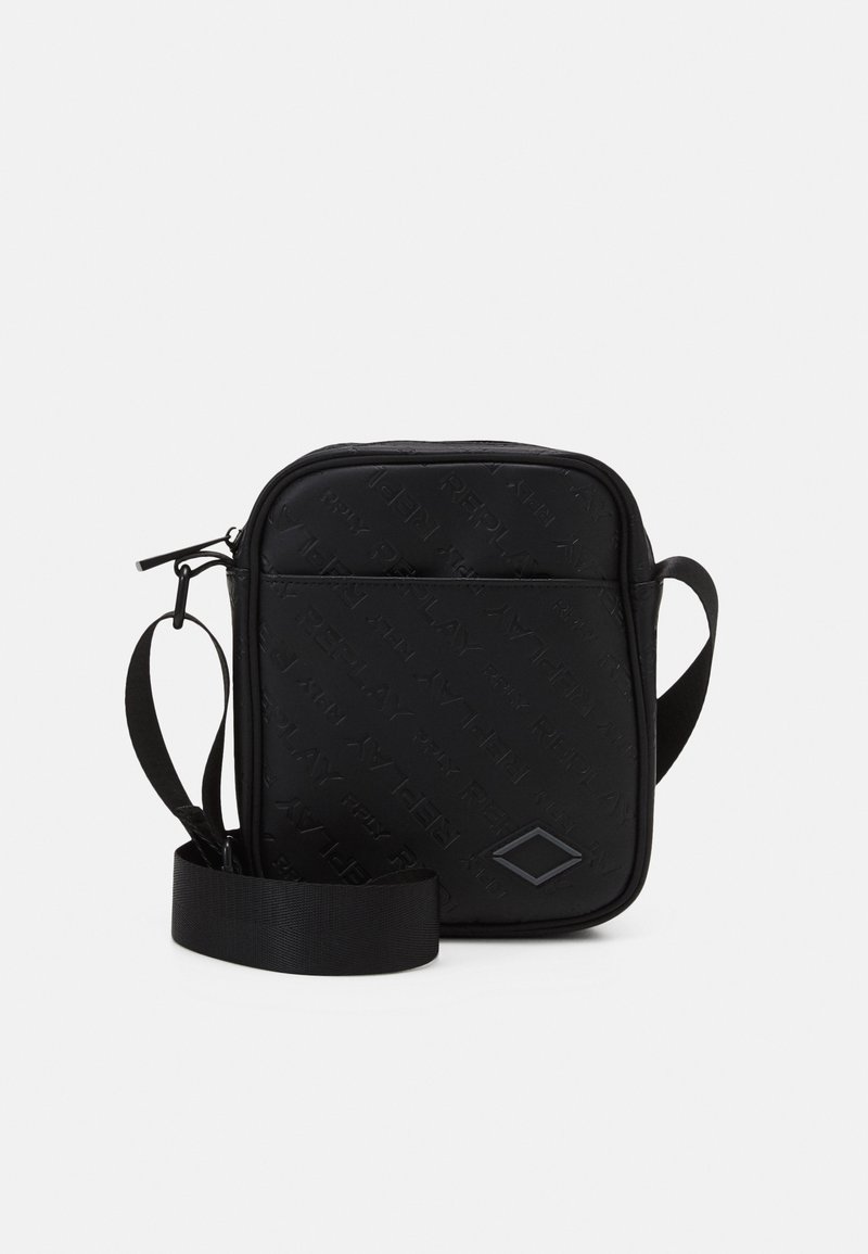 Compact zwart crossbodytasje met verstelbare riem, geperst herhalend tekstpatroon en voorvak met klein diamantvormig logoplaatje.