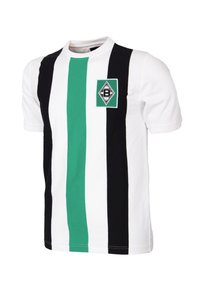 Camiseta de manga corta con rayas verticales en negro, blanco y verde, con un parche de logo en forma de diamante en el centro. Hecha de algodón.