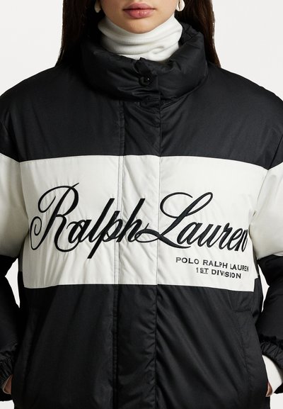 Czarny i biały ocieplany kurtka z wysokim kołnierzem, z dużym, haftowanym logiem "Ralph Lauren" i detalem na klatce piersiowej. Teksturowany materiał.
