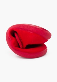 Rotes Schuhwerk mit einer strukturierten Gummi-Außenseite und weichem Stofffutter, in runder Form und stromlinienförmigem Design für eine bequeme Passform.