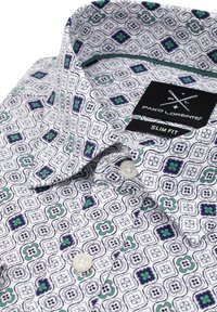 Slim-fit koszula z białej bawełny z geometrycznym wzorem w zielonym i granatowym kolorze. Posiada standardowy kołnierzyk i przezroczyste guziki. Widoczna etykieta marki.