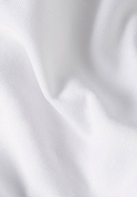 Weißer Stoff mit einer glatten, leicht glänzenden Textur und feinem Rippmuster, drapiert, um weiche Falten und Knicke zu zeigen.