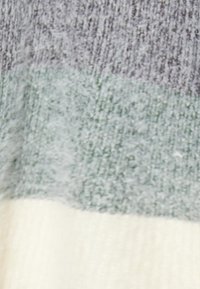 Strickpullover mit horizontalen Streifen in Grau, Grün und Creme. Weiche Textur mit einem flauschigen Finish, gefertigt aus warmem Material.