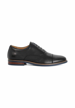 Chaussure habillée Oxford pour homme en cuir noir avec bout droit, fermeture à lacets et talon empilé en bois, vue de profil sur fond blanc.