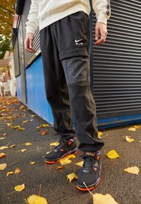 Nike Sportswear - AIR WINTER PANT - Reisitaskuhousut - black/white Pienoiskuva 1