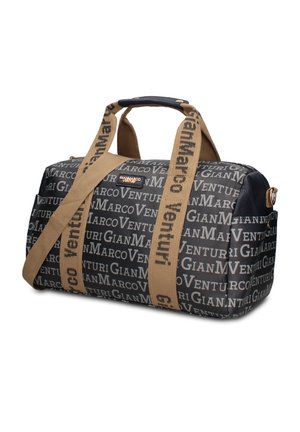 Sac de sport noir et gris avec motif de texte répété "GianMarco Venturi" et larges poignées beiges également marquées "GianMarco Venturi".