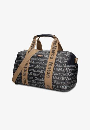 Sac de sport noir et gris avec motif de texte répété "GianMarco Venturi" et larges poignées beiges également marquées "GianMarco Venturi".