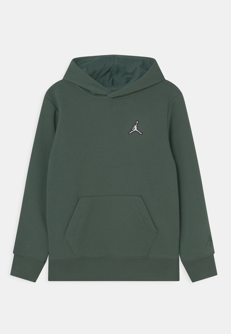 Sweat à capuche vert foncé avec une poche kangourou, des poignets et un ourlet côtelés. Présente un petit logo Jumpman brodé sur la poitrine.