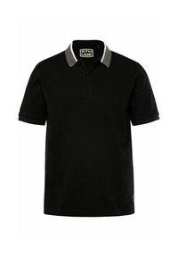 Černé polo tričko s límcem na dva knoflíky, šedým akcentem na límci a krátkými rukávy. Tkanina vypadá hladce. Logo značky je viditelné uvnitř.