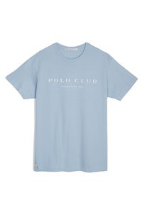 Světle modré tričko s krátkým rukávem vyrobené z měkké bavlny, s potiskem textu "POLO CLUB" a "ZALOŽENO 2012" v bílé barvě.