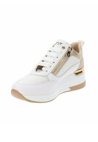 Sneaker atletica bianca con pannelli in mesh e finta pelle, zip dorata, suola ammortizzata e accenti beige. Presenta chiusura con lacci e un marchio prominente.
