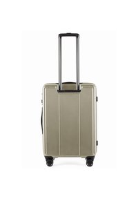 Harde koffer in metallic olijfgroen met verticale ribbels, uitschuifbare handgreep, vier zwarte wielen en een zijhandgreep.