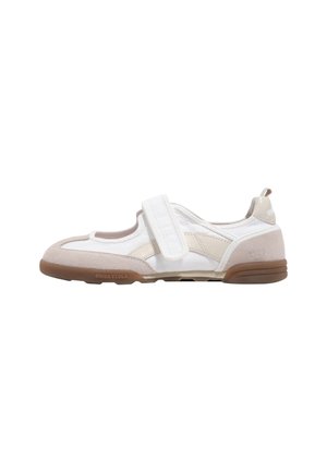 Deportiva Mary Jane blanca y beige con tira de velcro, detalles en ante y suela de goma marrón, vista lateral sobre fondo blanco.
