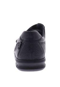 Schwarzer Ledersneaker mit strukturierter Oberfläche, abgerundetem Absatz und schwarzer Gummisohle. Verfügt über einen gepolsterten Kragen und minimale Nahtdetails.