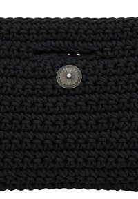 Sort hæklede clutch lavet af tykt garn, med et struktureret, ribbet mønster og en metallisk knaplukning med en central perleaccent.