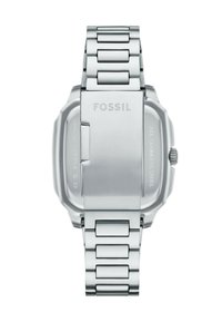 Montre en acier inoxydable avec un boîtier rectangulaire, finition polie et bracelet à maillons. Présente le logo "FOSSIL" sur le fermoir.