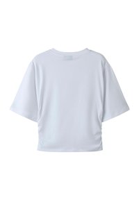 Camiseta blanca recortada hecha de una tela suave. Presenta mangas cortas, cuello redondo y detalles recogidos a los lados. Diseño liso en la parte posterior.
