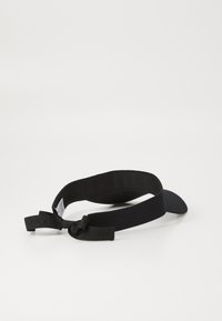 Zwarte vizier met een zachte stoffen band, verstelbare riem en een kleine, gebogen rand. Het materiaal is glad met een subtiele glans.