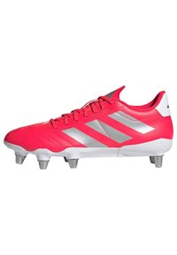 Scarpino da calcio rosa brillante con strisce argentate, parte superiore testurizzata e suola bianca. Presenta sei tacchetti metallici per la trazione su superfici erbose.