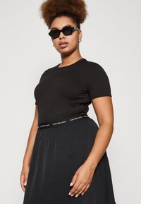 Calvin Klein Jeans Plus LOGO ELASTIC DRESS - Džersejové šaty - black