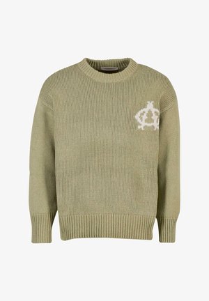 Gaiši zaļš adīts džemperis ar apaļu kakla izgriezumu, garām piedurknēm un ribotām malām. Kreisajā pusē ir balts emblems.