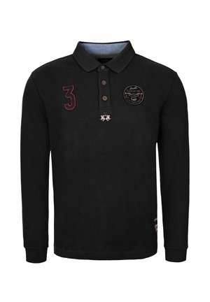 Schwarzes Polohemd mit langen Ärmeln, einem Kragen, drei Knöpfen, bestickten Applikationen und einer roten Zahl "3" auf der Vorderseite.